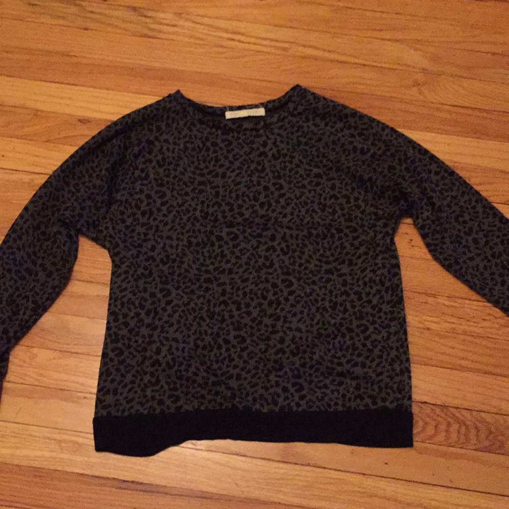 A fine line size l sweater, leopard print